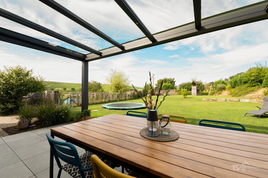 Terrassendach aus Aluminium mit Glas mit Blick in den Garten für Kreis Herford, Bünde, Bielefeld