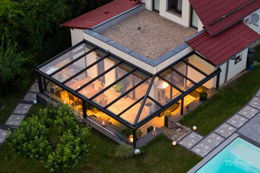 Terrassendach aus Aluminium mit Glas und Ecke im Dachbereich aus eigener Fertigung und Manufaktur