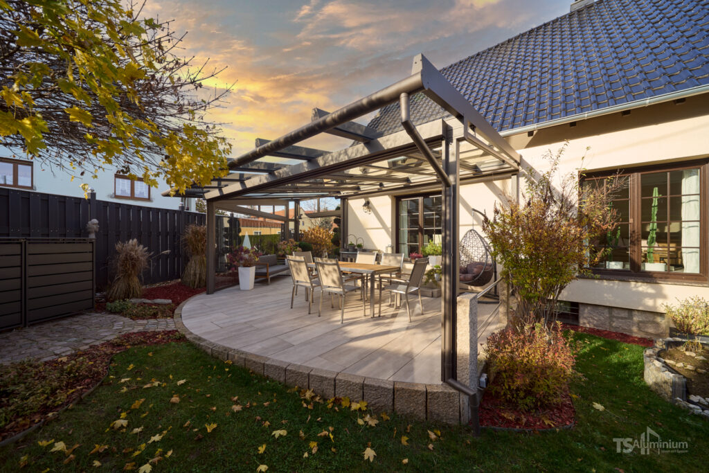individuelles Terrassendach aus Aluminium mit Dachüberstand mit vorgehängter Rinne und Senkrechtmarkise