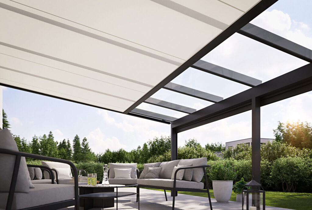Wintergartenmarkise 779 von Markilux unter dem Glas eines Terrassendachs montiert