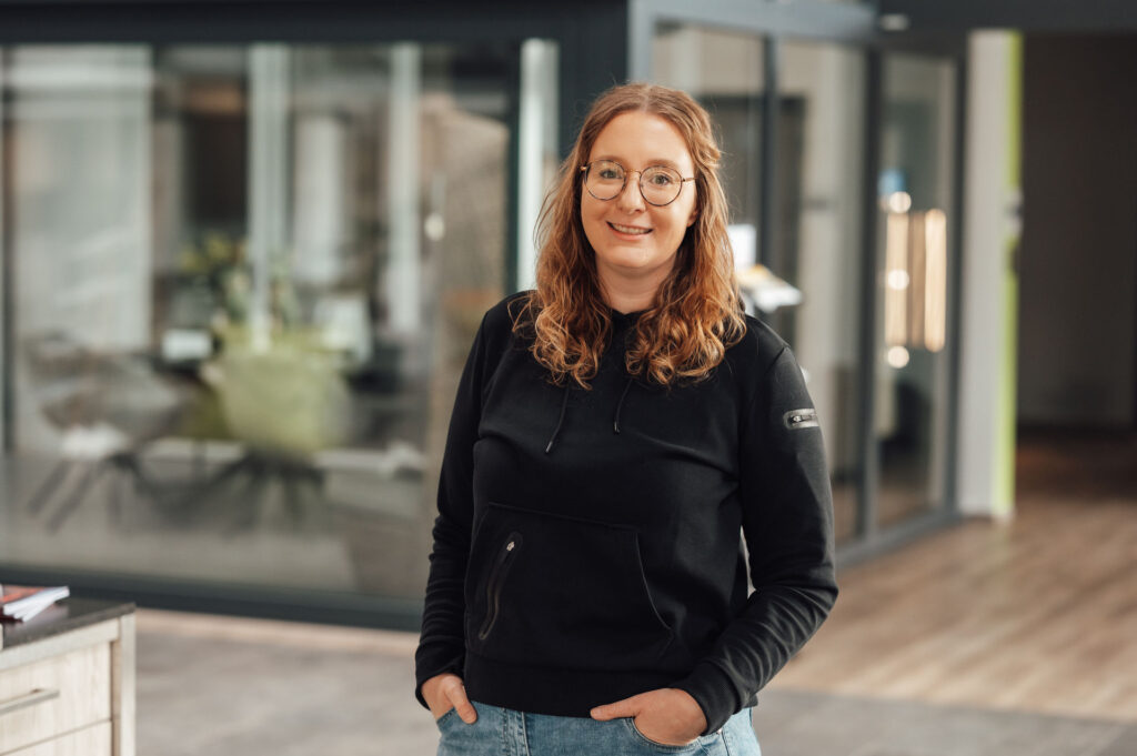 Wiebke lächelt freundlich in die Kamera