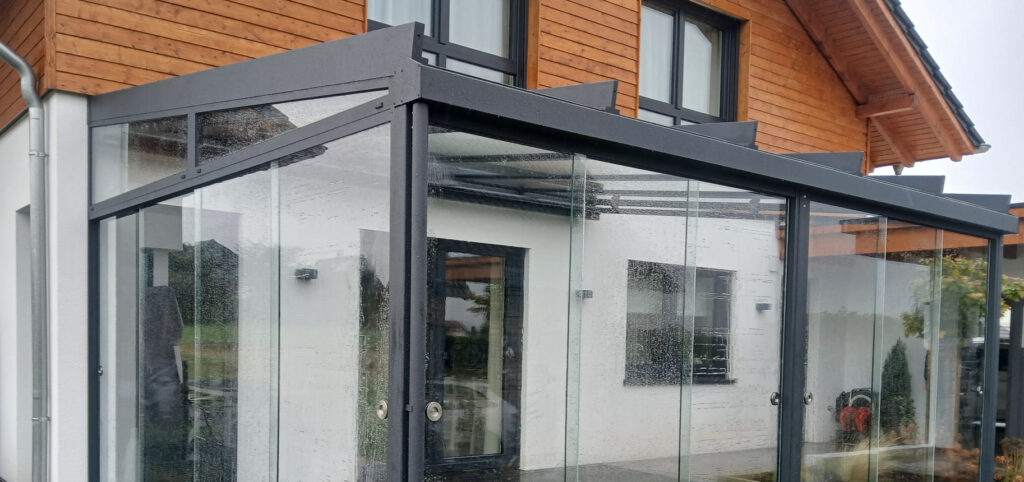 Terrassendach mit Schiebetüren aus Glas