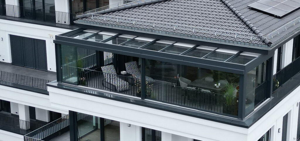 Flachdach auf einem Balkon mit Glasschiebetüren