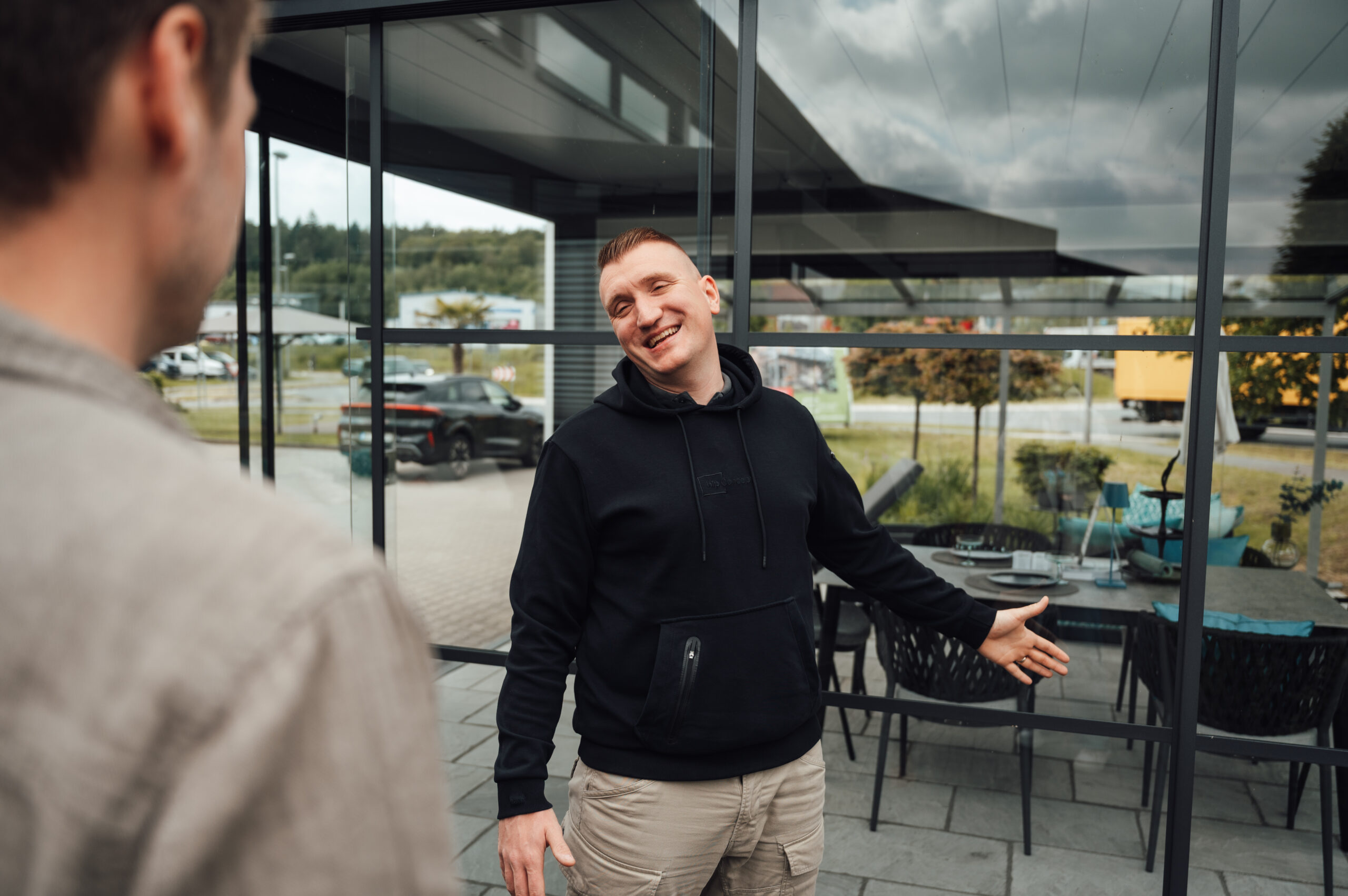 Ein Mann lächelt während er erzählt